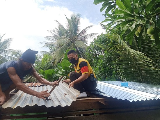 HUT Bhayangkara Ke-74, Polsek Bangko Bedah Rumah Janda Tua