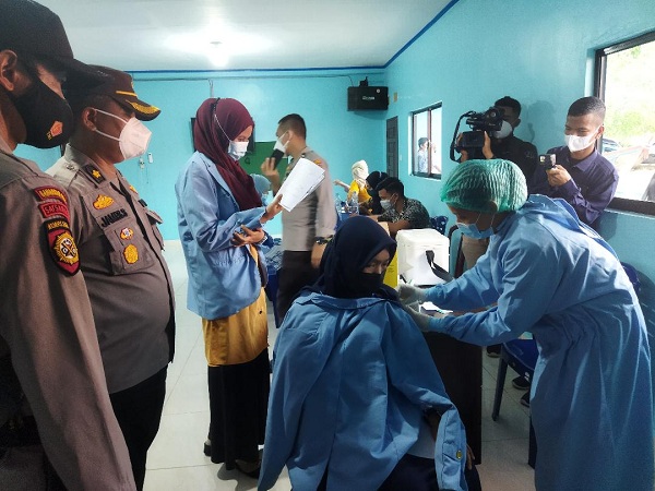 Ratusan Mahasiswa Hipemarohi Dan Masyarakat Ikuti Vaksinasi di Satpolair Polres Rohil