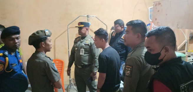 Korupsi Pembangunan Rumah Sederhana, Keluarga Bupati Pelalawan Ditahan Polisi