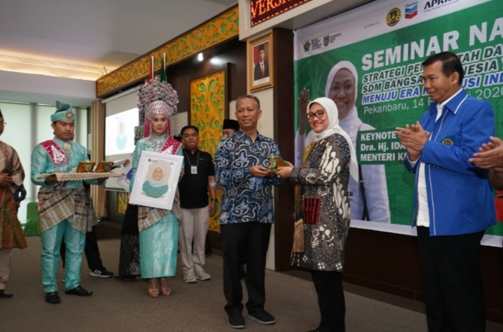 Menteri Ketenagakerjaan RI Ida Fauziah Jadi Keynote Speaker di Seminar Nasional IKA UIR