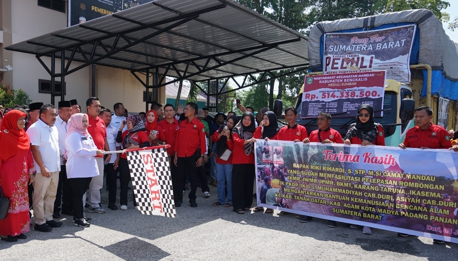 Terkumpul Setengah Miliar, Bupati Bengkalis Lepas Bantuan Bencana Alam Sumatera Barat