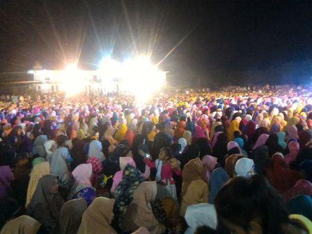 Warga Rohil Padati Tausiah Ustadz Abdul Somad