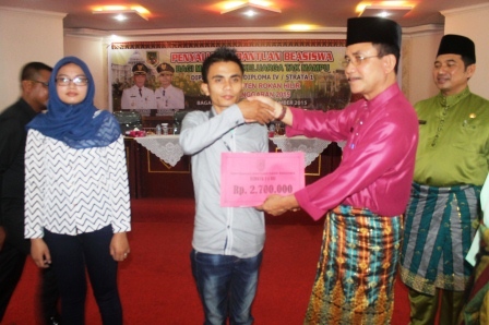 Pemkab Rohil Salurkan Beasiswa Keluarga Tidak Mampu Sebesar Rp6,5 Milyar 