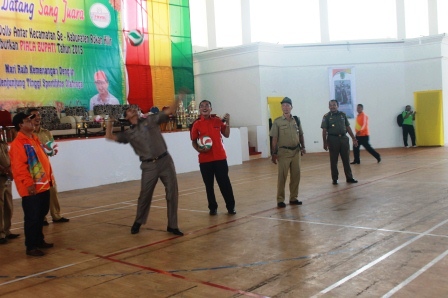 Buka Turnamen Volly Antar Kecamatan, Bupati Rohil Minta Instansi Terkait Kembangkan Semua Cabor