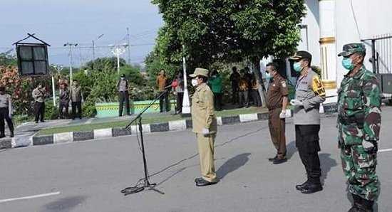 Pemkab Rohul Bersama TNI-Polri Lakukan Penyemprotan Disinfektan di  Jalan Protokol 
