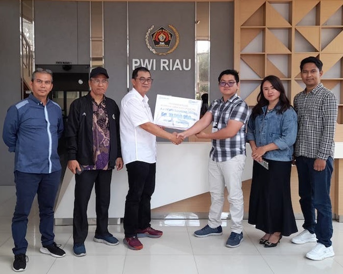BRILiFE Serahkan Klaim Asuransi Untuk Anggota PWI Riau