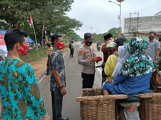 Kapolsek Bersama Upika Rimba Melintang Kampanyekan Pengunaan Masker Kepada Pengendara