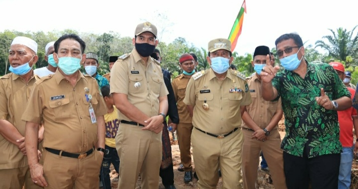Bupati Rohul tanam perdana bibit sawit di kebun Kas Desa Rambah