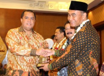 Shalat Idul Adha di Kecamatan Kuala Cenaku, Bupati Yopi Sumbangkan Satu Ekor Sapi