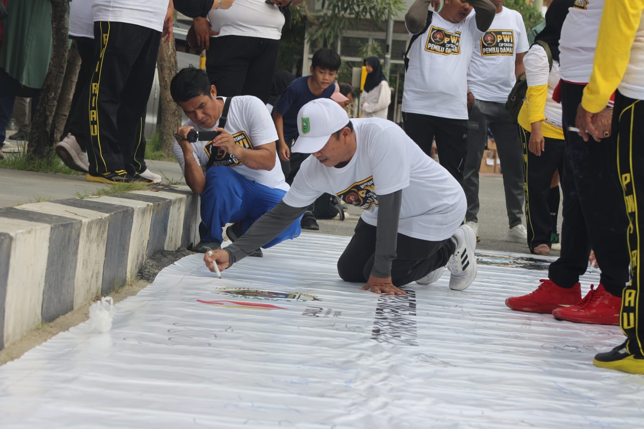 Jalan Sehat Sempena HPN 2024, PWI Riau Ajak Masyarakat Ciptakan Pemilu Damai