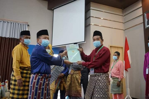 BPN Bersama Sekdakab Serahkan Sertifikat Tanah PTSL Untuk Masyarakat Meranti 