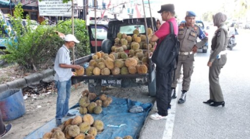 Satpol PP dan Damkar Lakukan Patroli Rutin PKL Berjualan Diatas Trotoar