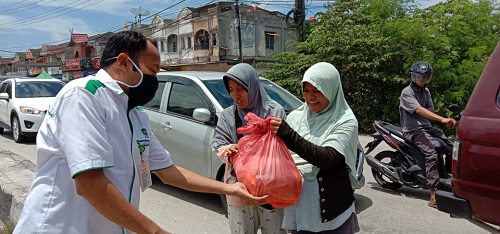 FAI UIR Bagi-bagi Sembako, Ini Pesan Zulkifly Rusbi