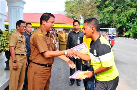 Resmi Dilepas, Kontingen Sepakbola Pelajar Inhu Targetkan Lolos