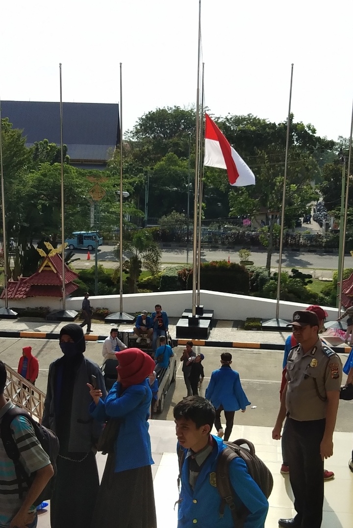 Mahasiswa UIR Turunkan Bendera dan Gantungkan Pocong di Kantor DPRD Riau