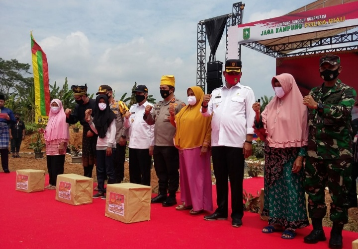 Kabaharkam Polri Resmikan Kampung Tangguh Nusantara Polda Riau