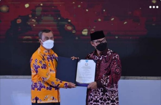 Peduli Program KB, Gubri Syamsuar Diberi Penghargaan Manggala Karya Kencana 2022 Dari BKKBN RI