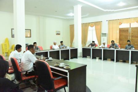 Bupati Didaulat Pasangkan Keris, Gubri dan Wagubri Terpilih Dijemput Hadiri Pelantikan LAMR Bengkali