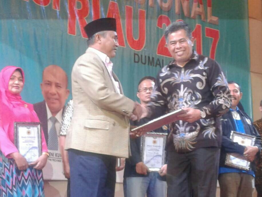 Anggota DPRD Rohil Peroleh PWI Award Kategori Pengabdian 25 Tahun