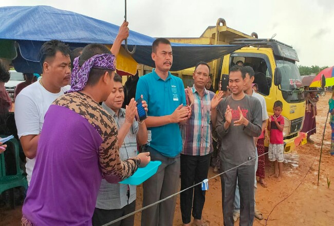 Ditengah Banjir, Desa Sontang Gelar Lomba Pacu Sampan