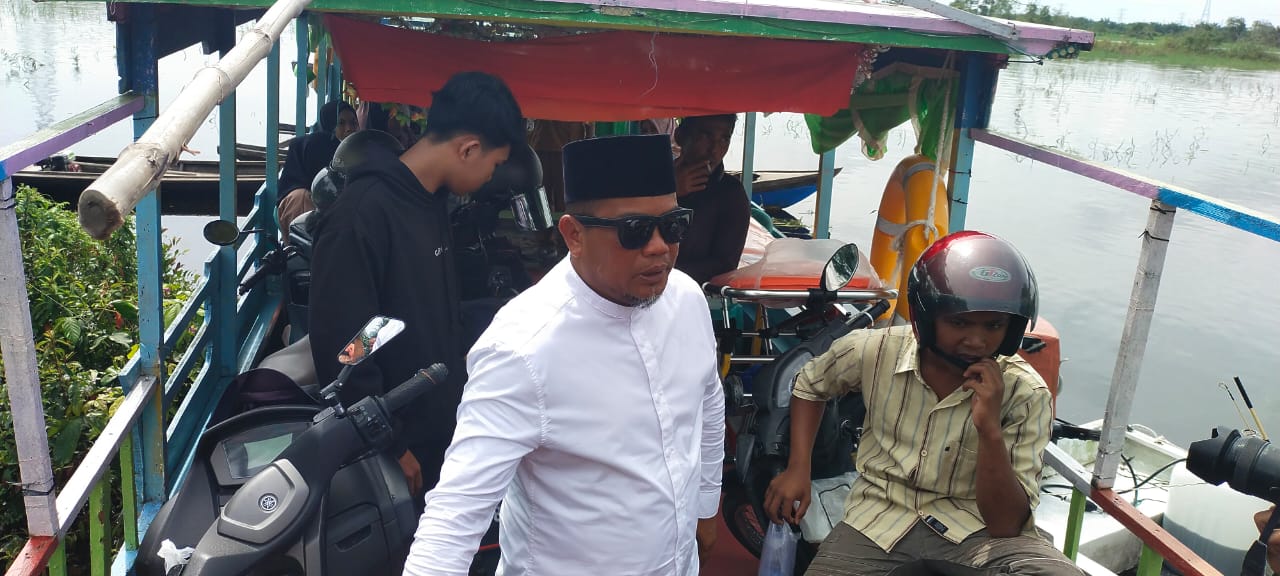 Banjir Melanda Pelalawan, Pemkab Sediakan Perahu Pengangkut Motor dan Warga