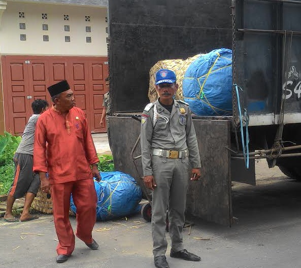 Parkir Dibadan Jalan, Satpol PP Tertibkan Truk Barang