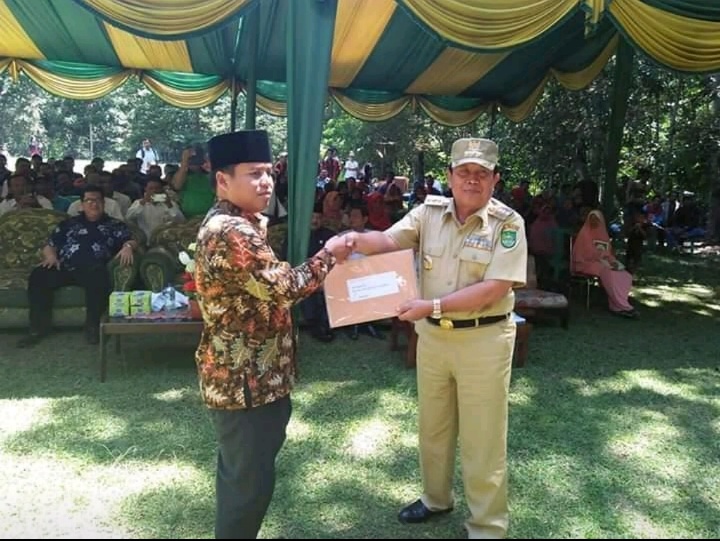 Bupati Rohul dan Masyarakat Sei Kuning Tanam Bibit Aren di Hutan Desa