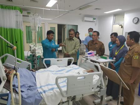 Bupati Rafiq Kunjungi Pasien Sakit di RSUD Karimun