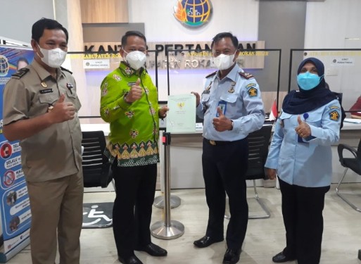 Kepala BPN Rohil Serahkan Sertifikat Lahan Pembangunan Lapas di Ujung Tanjung