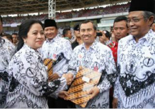 Wakili Pulau Sumatera di Gelora Bung Karno, Bupati Syamsuar Terima Penghargaan dari PB PGRI