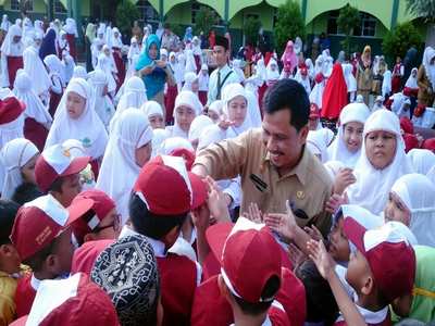Sekda Karimun Berbaur Dengan Siswa di Hari Pertama Sekolah