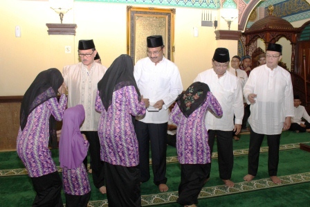 Amal : Jadikan Moral dan Akhlak Nabi Panutan Dalam kehidupan Sehari-Hari