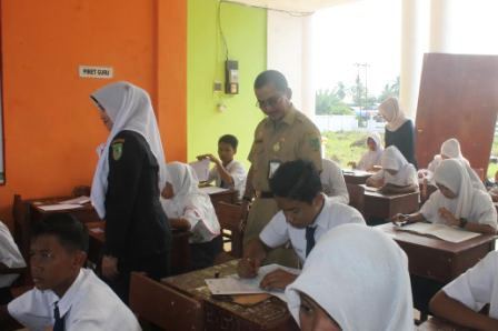 Pastikan Pelaksanaan UN Berjalan Lancar, Plt Sekda Tinjau UN SMP di Lima Sekolah