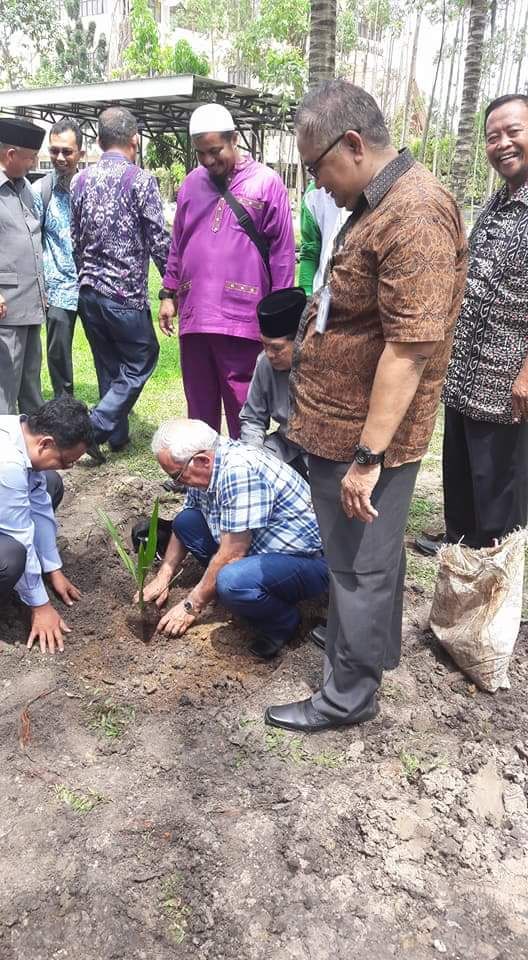 Profesor dari Iraq Tanam Empat Batang Kurma di Masjid Al Munawwaroh UIR