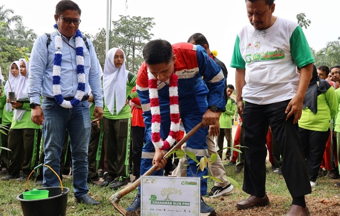 Hijaukan Bumi, PHR Ajak Siswa Ciptakan Ruang Hijau Dengan Penanaman Pohon