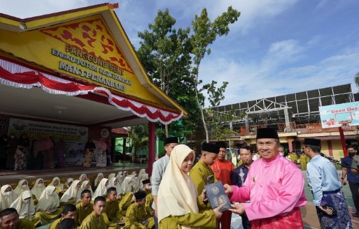 Gubri Serahkan Ratusan Wakaf Al-Quran di MAN 1 Pekanbaru