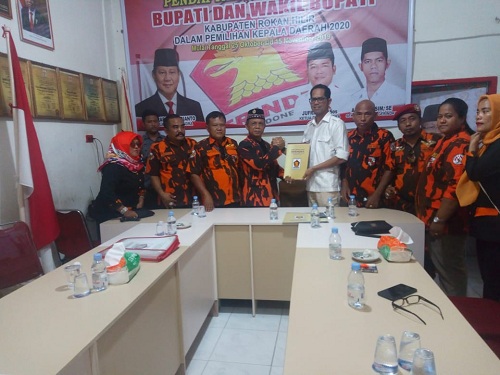 Taem Pratama Kembalikan Formulir Pendaftaran Bacabup Ke Gerindra Dan PKS