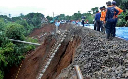 Longsor, Jalur Utama Riau-Sumbar Putus Total Ratusan Kendaraan Terjebak