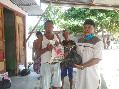 Vihara Hok Te Kiong Kandis Serahkan Paket Sembako ke Masyarakat Sakai