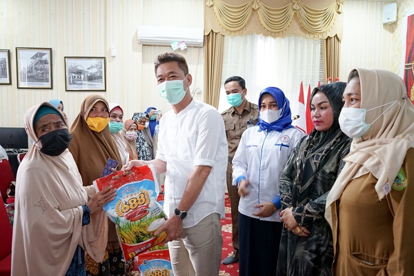 IAI Cabang Rohil Bagikan Paket Sembako Untuk Masyarakat Dhuafa