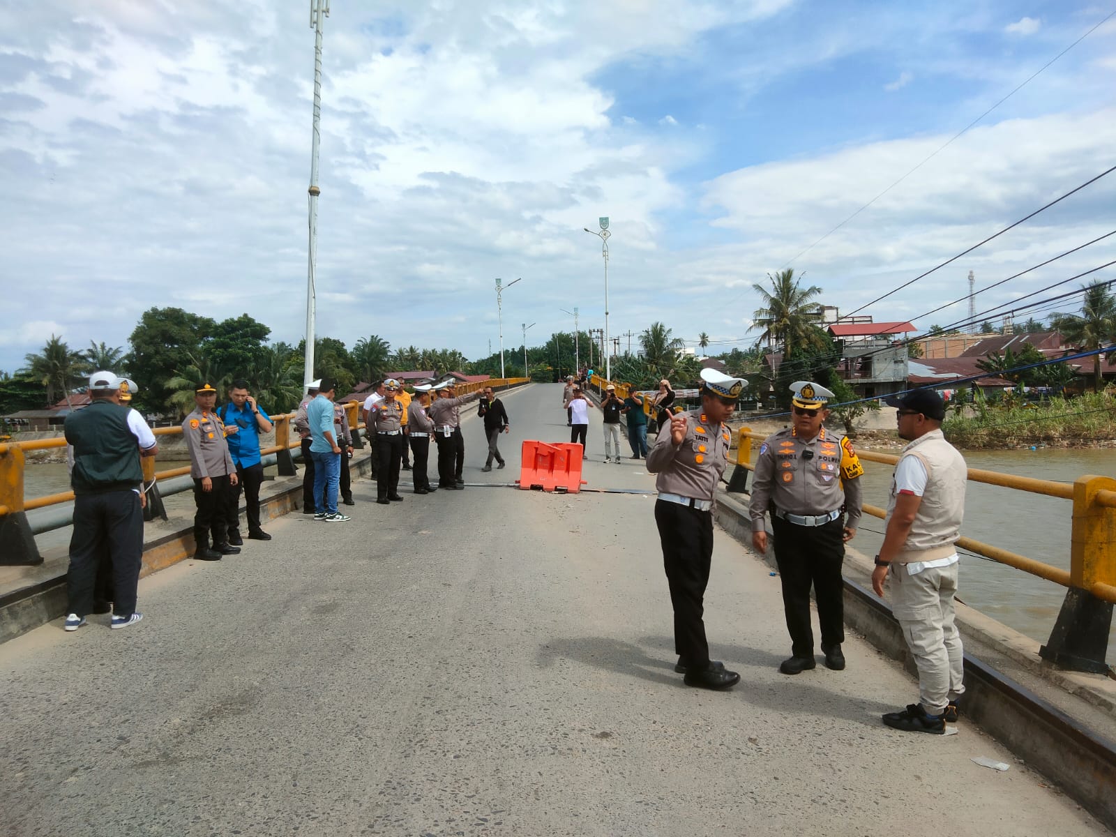 Dir Lantas Polda Riau Tinjau Jembatan Amblas Di Ujung Batu