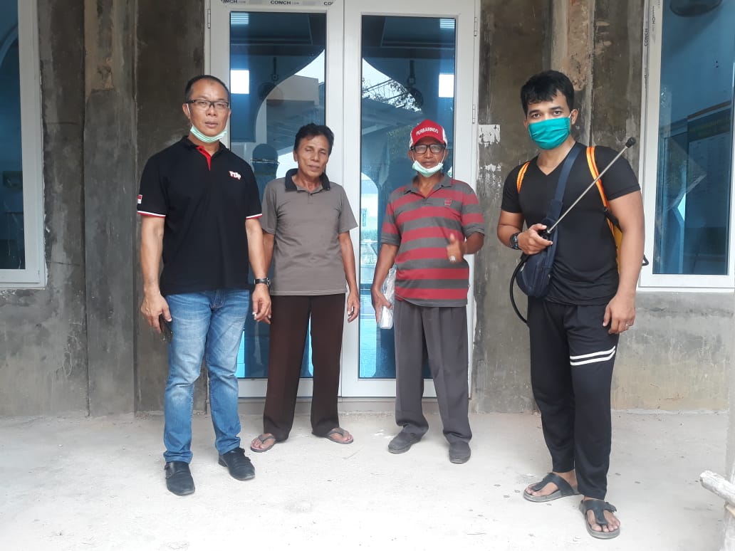 Semprotkan Disinfektan DiTempat Ibadah, Robin Berharap Penyebaran Covid-19 Terputus