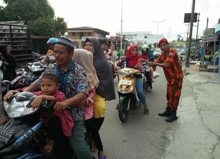 Peringati Hari Lahir Pancsila,   PAC PP Ujung Batu Bagi-Bagi Takjil Gratis