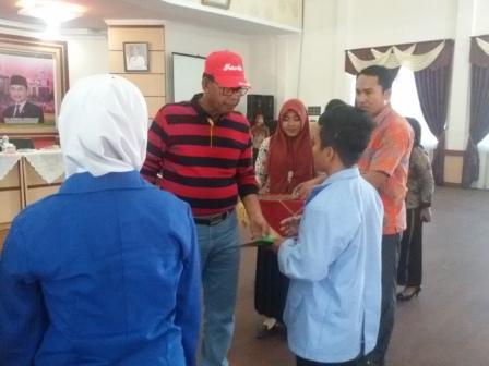  Pemkab Rohil Salurkan Beasiswa KKM