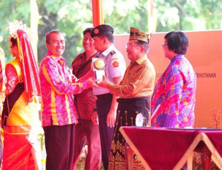 Hari Lingkungan Hidup se- Dunia 2016, Bupati Siak Terima Piala Adipura dari Wapres RI