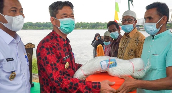 Bupati Rohil Bagikan Perahu Mesin Ke-Nelayan Jumrah
