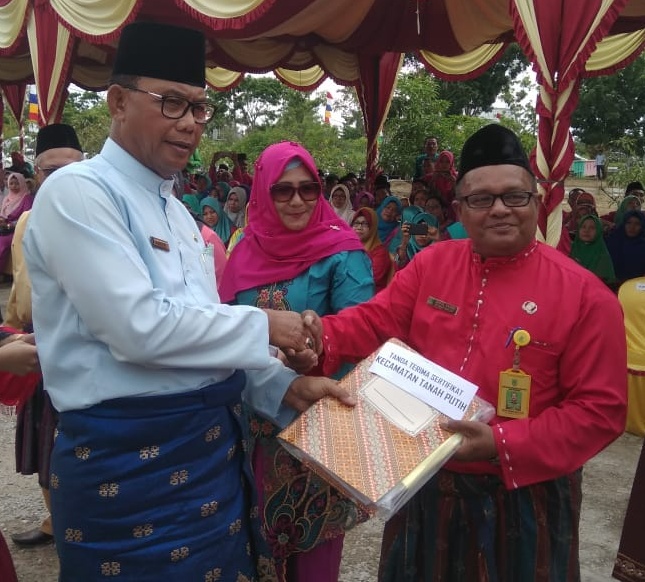 Bupati Suyatno serahkan 1096 sertifikat dari 18 korwil kepada Guru