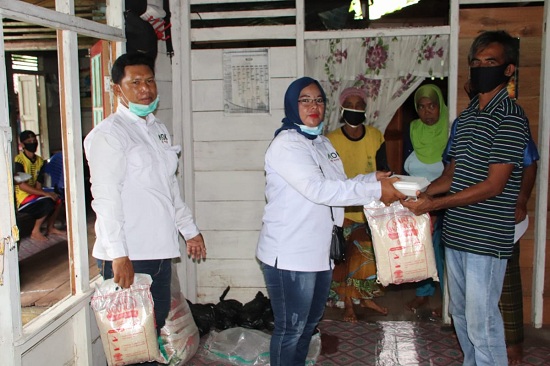 Ditengah Pandemi Covid 19, Tim AOK  Berbagi Sembako Kepada Masyarakat Kurang Mampu