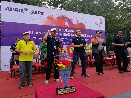 Semangat Juara Junjung Persahabatan Bulan Olahraga Riau Kompleks
