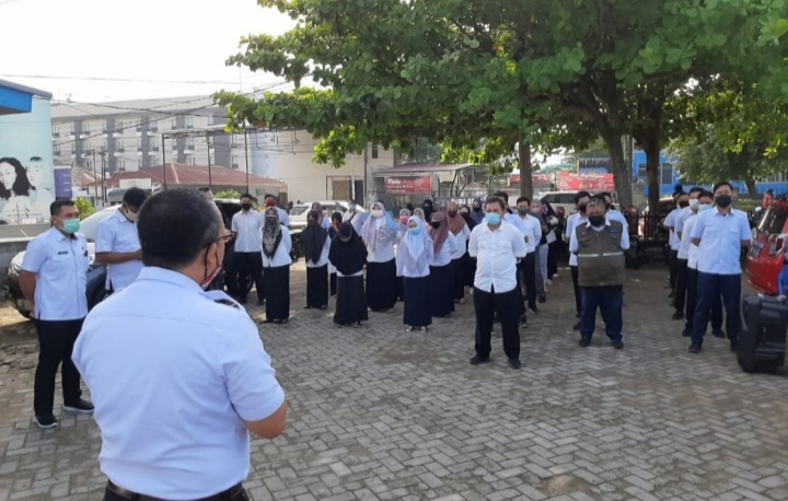 Apresiasi Kinerja ASN dan PTT, Plt Kadis Kominfosan Beri Hadiah saat Apel Pagi